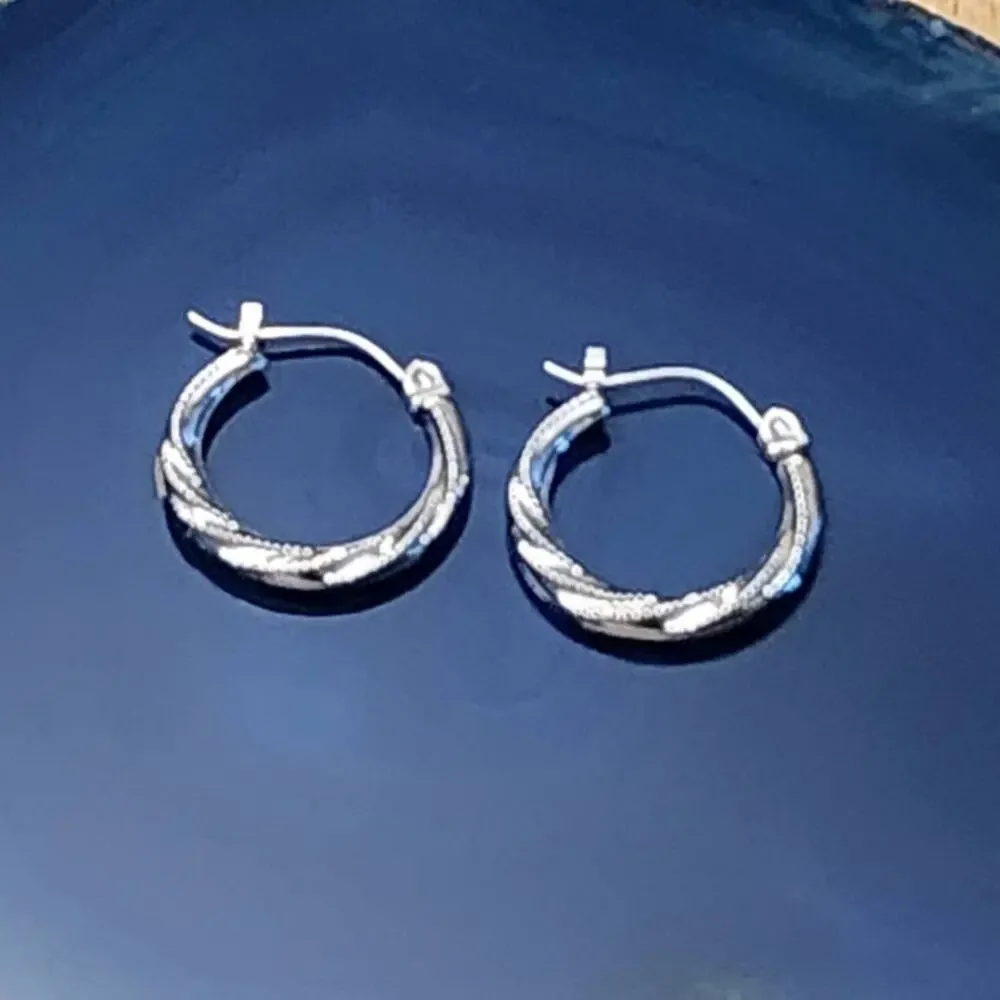 Vintage 14K Fine White Gold Corrugated Round Hoop Earrings - Picture 10 of 10